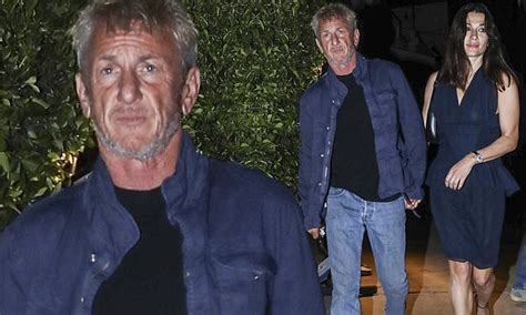 Sean Penn, 62, holds hands with girlfriend Olga Korotyayeva, 43,。